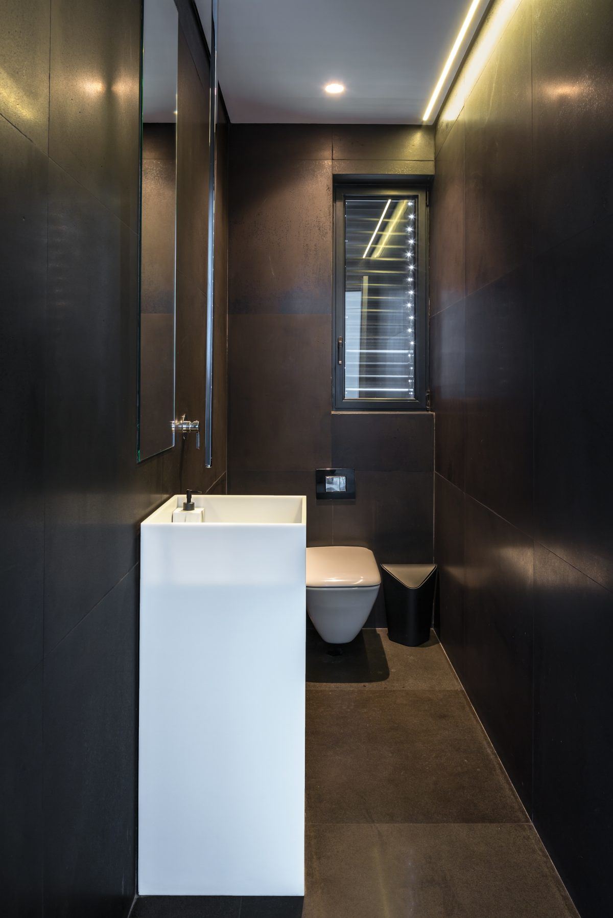 private house עיצוב תאורת שירותים על ידי קמחי דורי